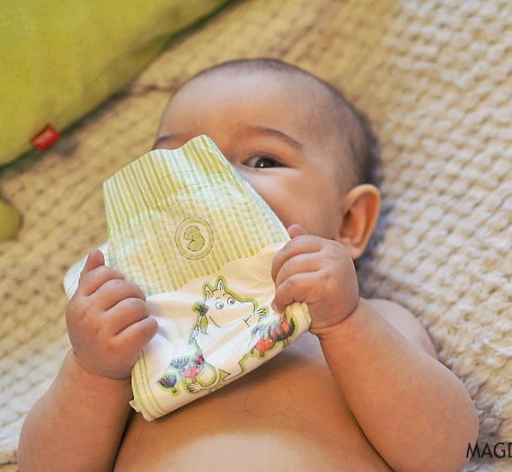 jak się zdejmuje pieluchomajtki pampers